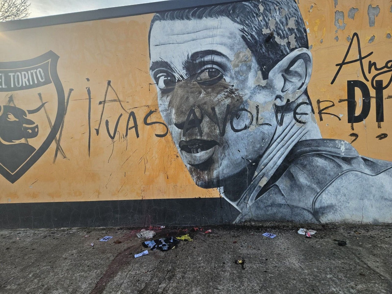 Muro da sede do Rosario foi pichado na quarta-feira com os dizeres "ainda vai voltar?"