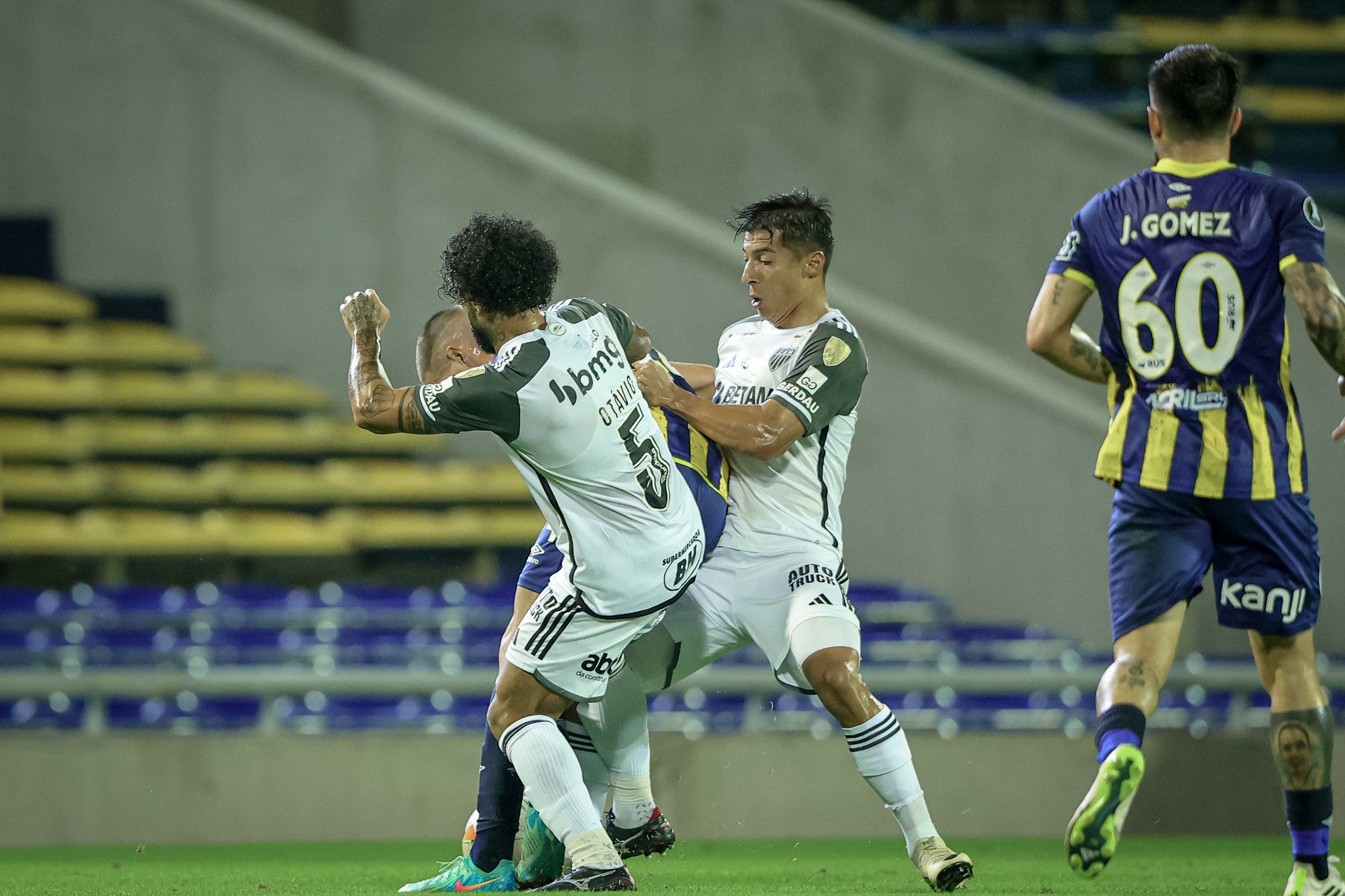 Otávio e Alan Franco em ação pelo Atlético diante do Rosario Central, pela Libertadores