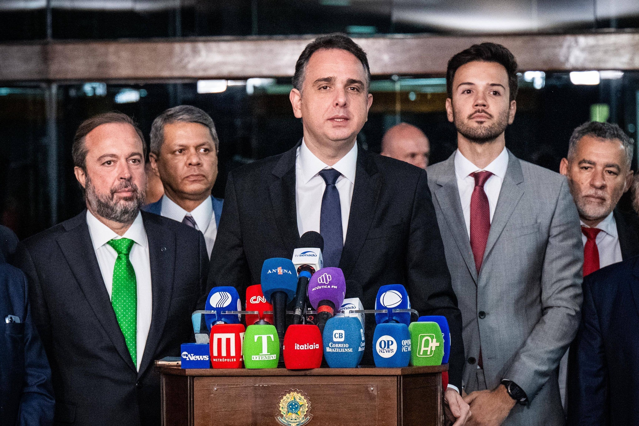 Presidente do Senado, Rodrigo Pacheco, e comitiva da Assembleia Legislativa de Minas Gerais após reunião sobre a dívida do Estado com a União