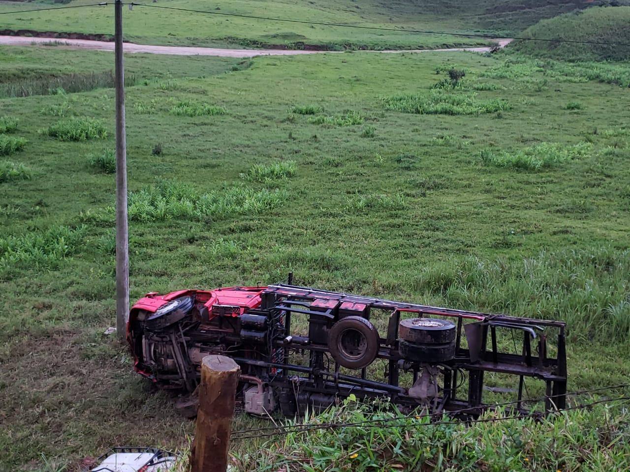 Caminhão que carregava 5 mil litros de cachaça tomba no Sul de Minas