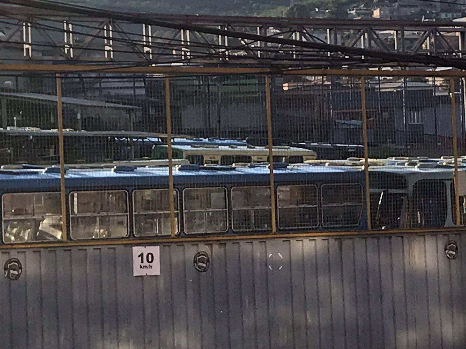 Garagem de ônibus cheia