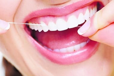 Higiene bucal. Escovar bem os dentes e usar fio dental diariamente ajuda na prevenção da xerostomia