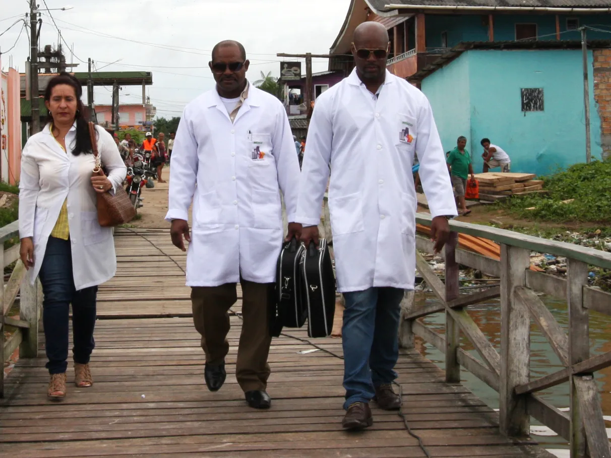 Mais Médicos: governo cancela registros de estrangeiros que viraram médicos com CRM