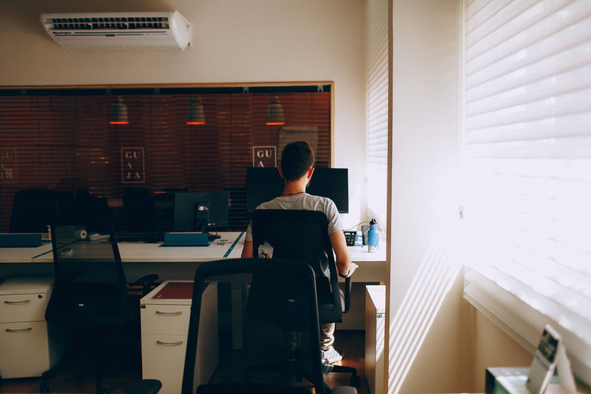 Jovem durante o trabalho - ar condicionado