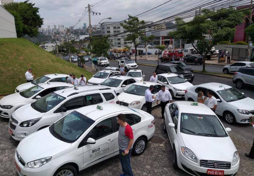 Os taxistas se reuniram em frente à sede da TV Bandeirantes, na avenida Raja Gabaglia, em BH