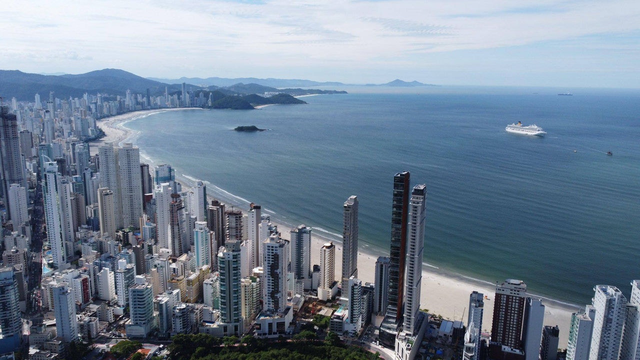 Balneário Camboriú, em Santa Catarina, ampliou a faixa de areia