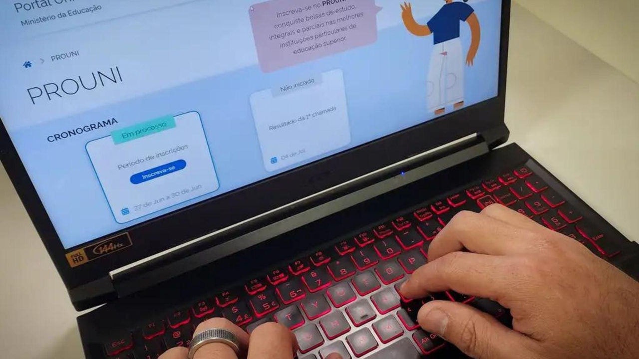 O Prouni oferta bolsas de estudo (integrais e parciais) em cursos de graduação e sequenciais de formação específica, em instituições de educação superior privadas