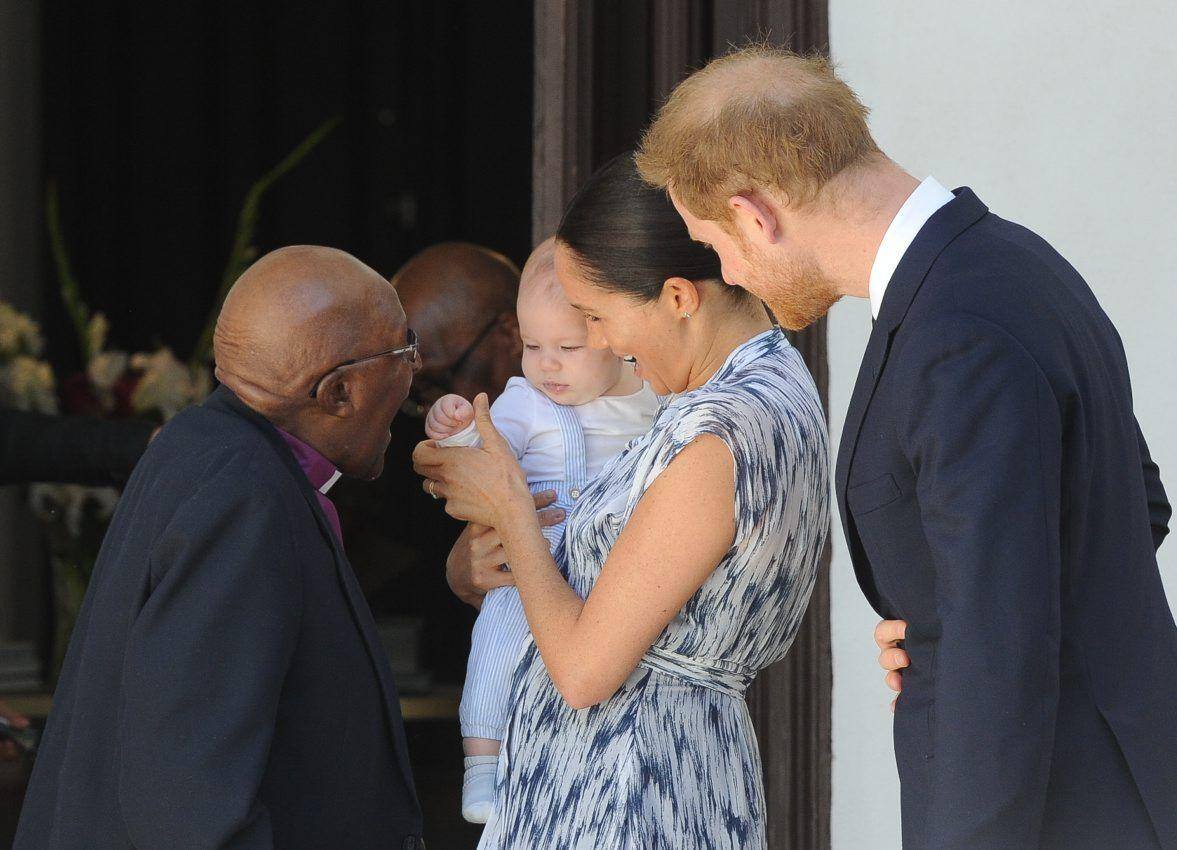 Príncipe Harry, sua esposa Meghan e o filho, Archie, encontram o arcebispo Desmond Tutu na Cidade do Cabo