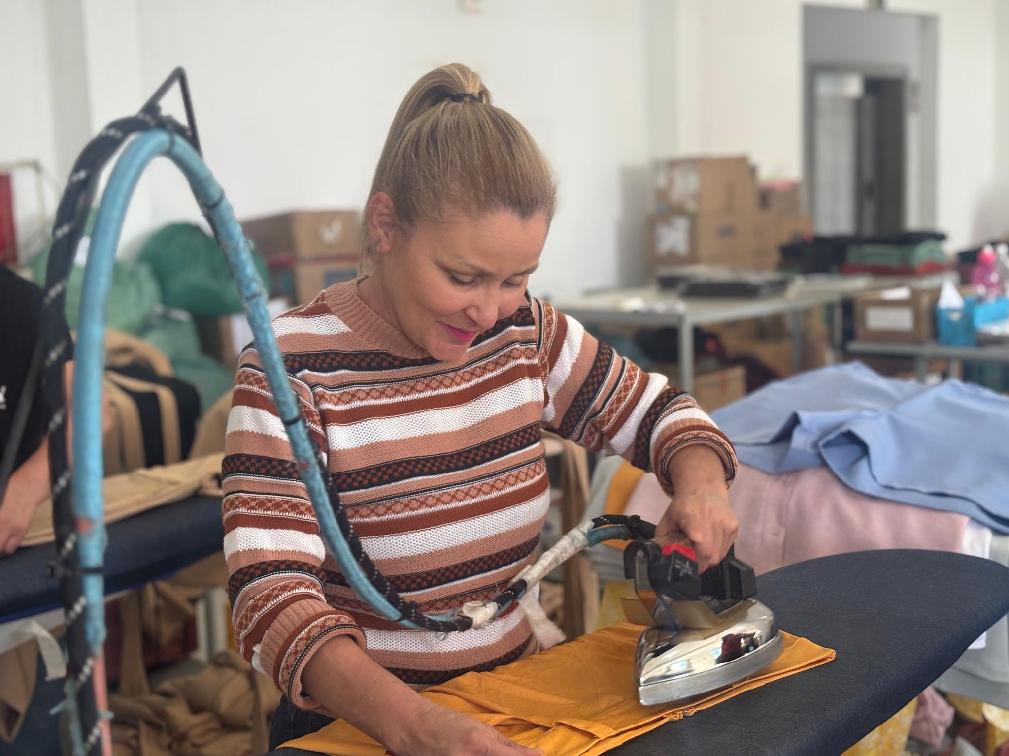 Fábricas de roupas em Divinópolis empregam costureiras e vestem todo o país