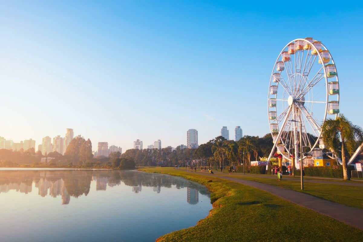 A capital do Paraná, Curitiba, repleta de parques e avenidas arborizadas, é moderna e acolhedora