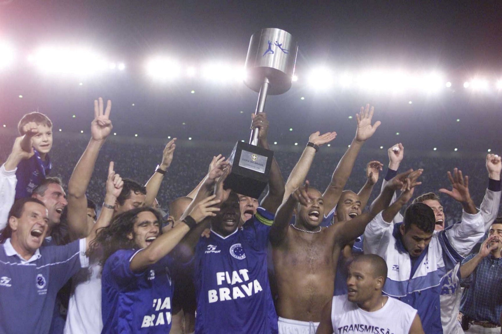 Jogadores do Cruzeiro erguem a taça de campeão da Copa do Brasil 2000