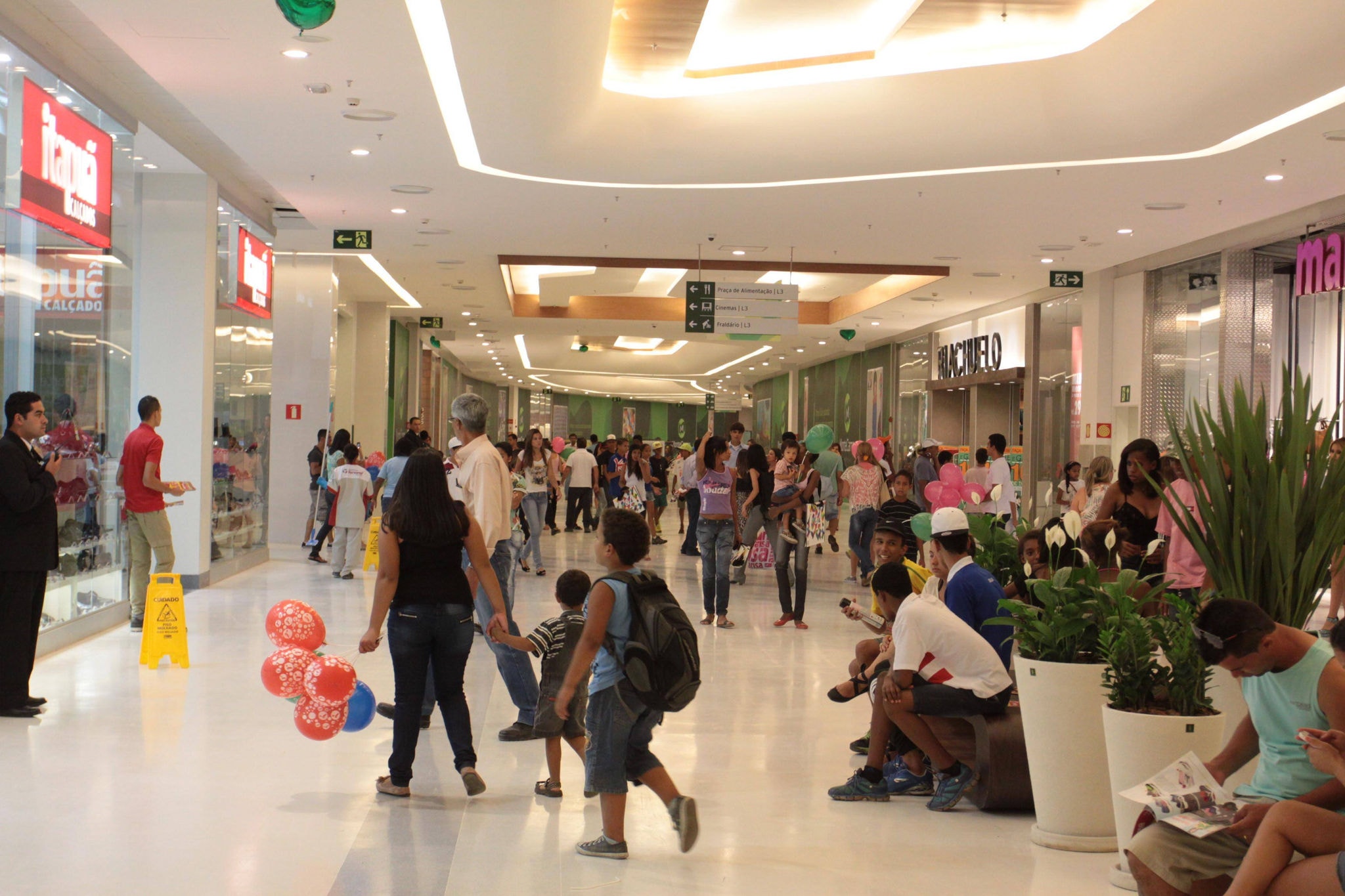 Imagem de shopping da capital mineira antes da pandemia