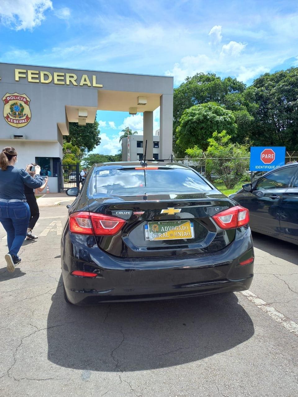 Advogado geral da União chega à PF para comunicar ausência de Bolsonaro