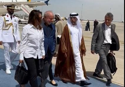 Presidente Lula e primeira-dama, Janja da Silva, são recepcionados por autoridades árabes em Abu Dhabi