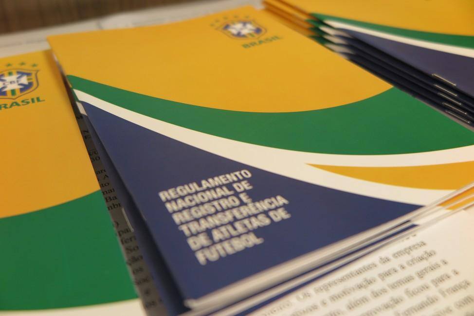 Clubes venderam R$ 800 milhões para o exterior e compraram cinco vezes menos