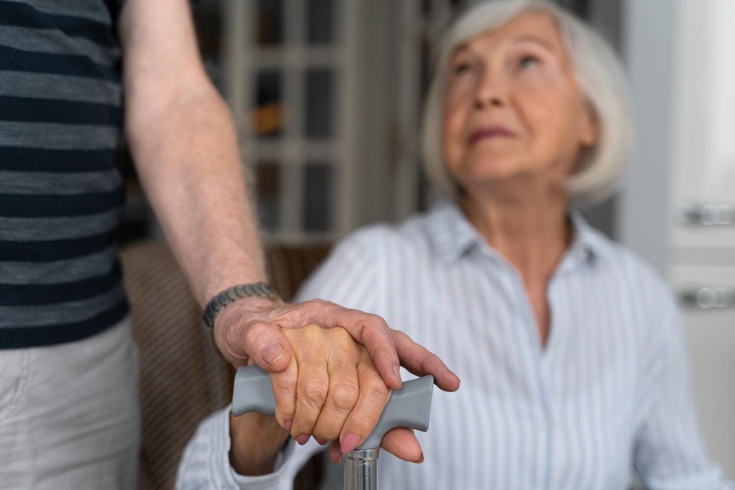 Os pacientes com a doença de Parkinson sofrem com tremores no corpo, rigidez muscular e dificuldade de equilíbrio e coordenação