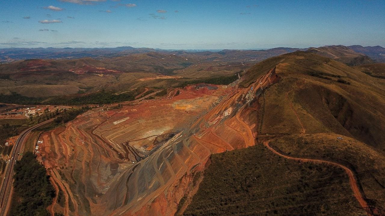 Cava onde mina já opera, em Itabirito, faz divisa com unidade de conservação ambiental
