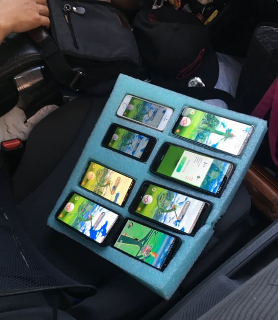 Homem é flagrado jogando Pokémon Go em estrada