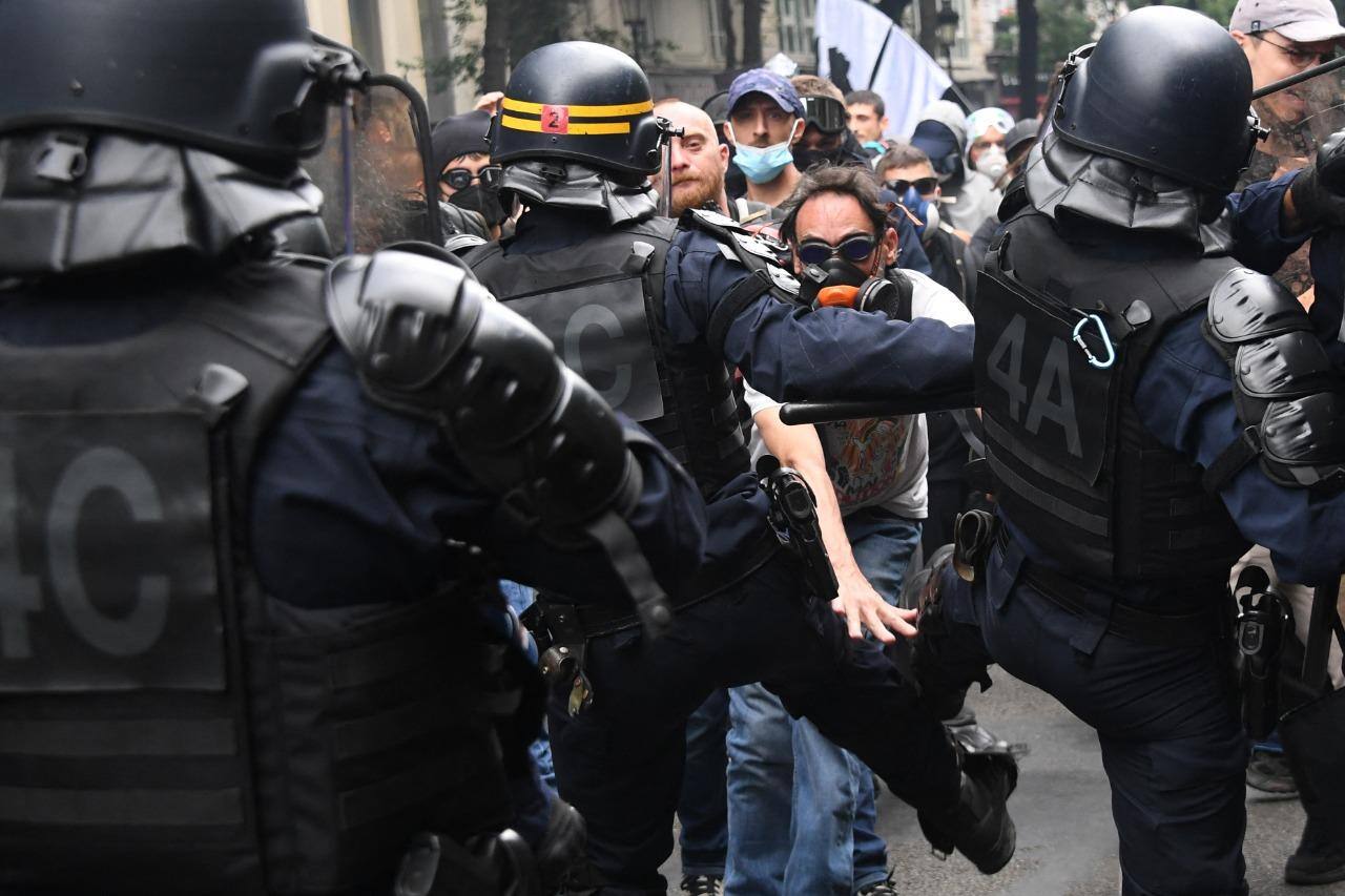 Manifestantes e policiais entram em confronto em rua de Paris. Dia nacional contra o passaporte de saúde levou milhares às ruas na França