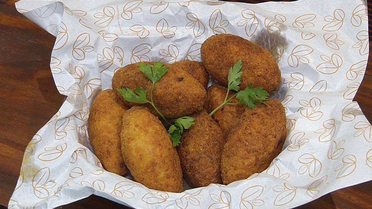 Bolinho de arroz fica mais crocante frito, mas também pode ser feito na fritadeira elétrica