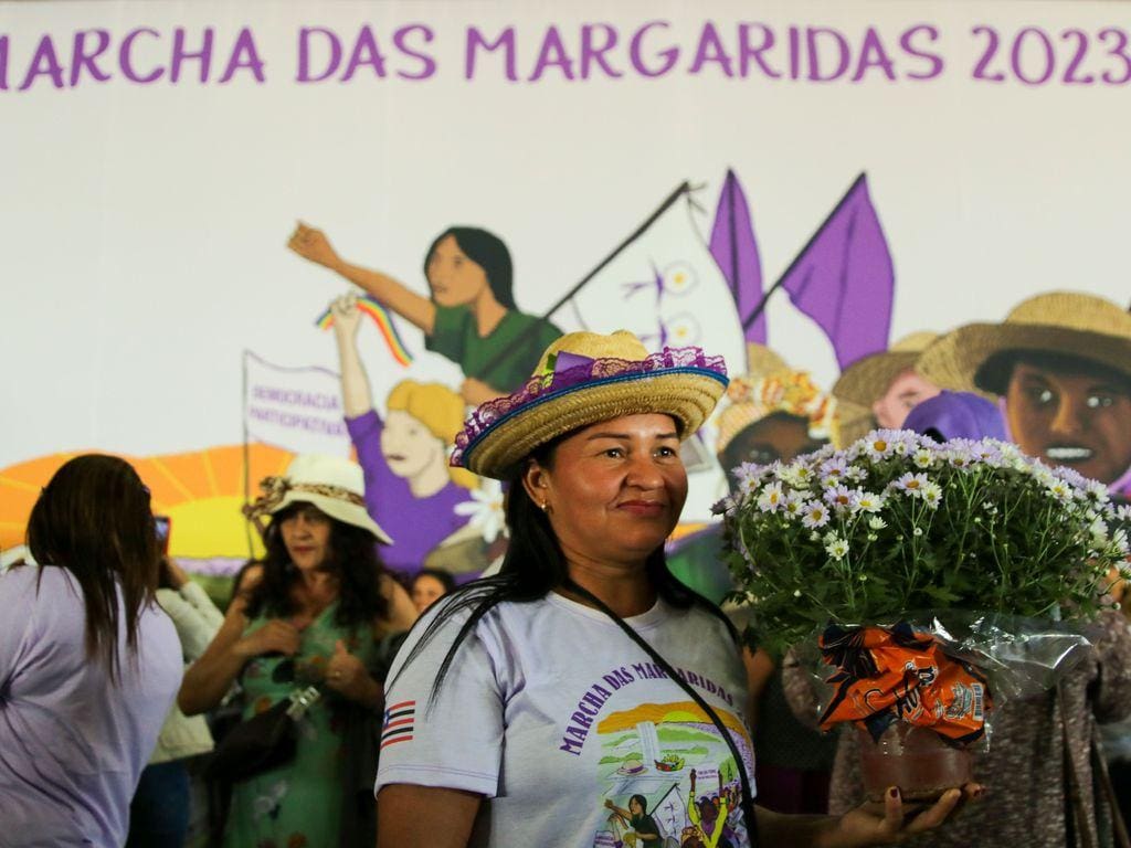 Participantes da Marcha da Margarida chegam ao Parque da Cidade, em Brasília, onde montaram acampamento