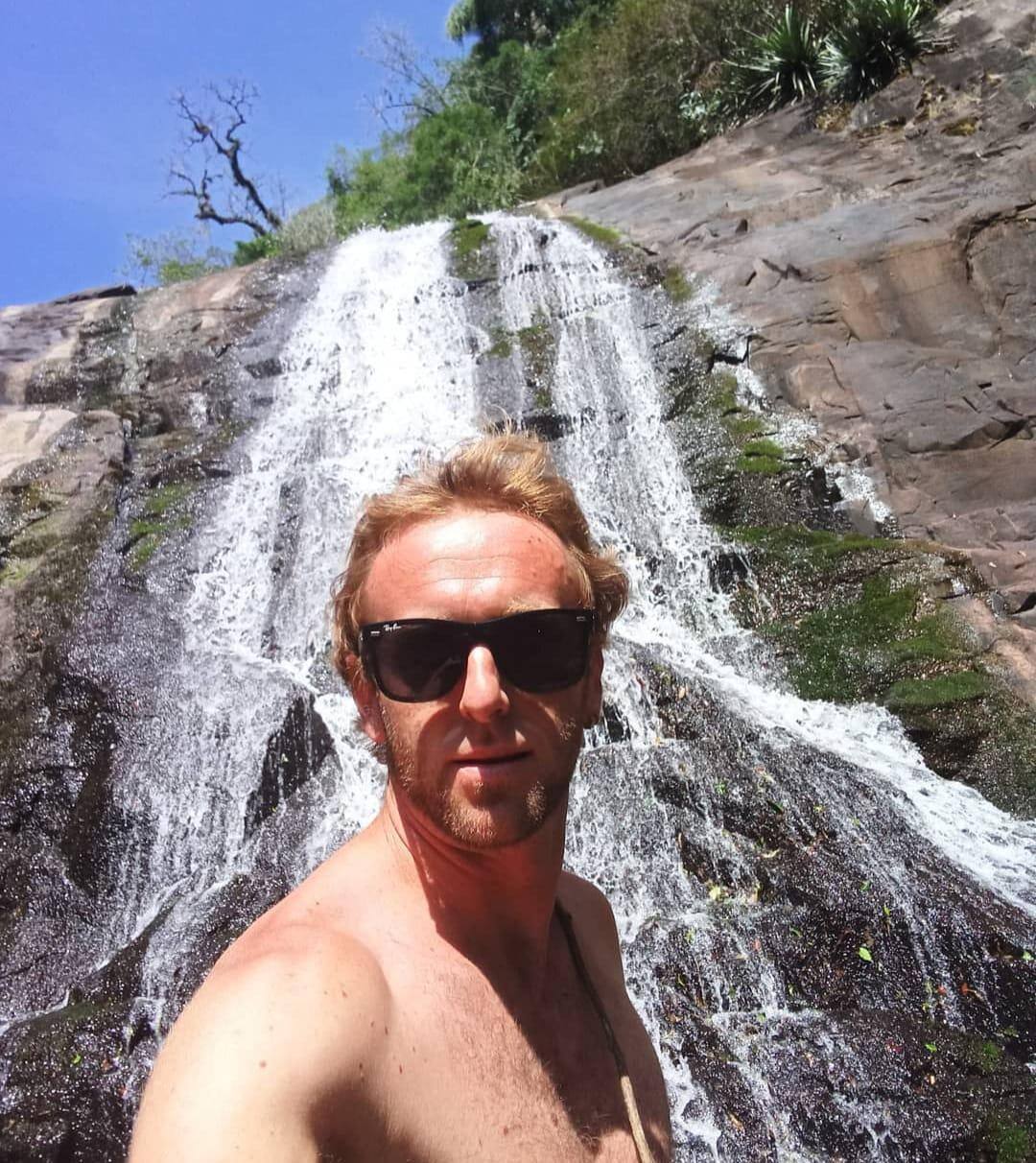 Augusto Thesing, em selfie tirada numa cachoeira em 2020