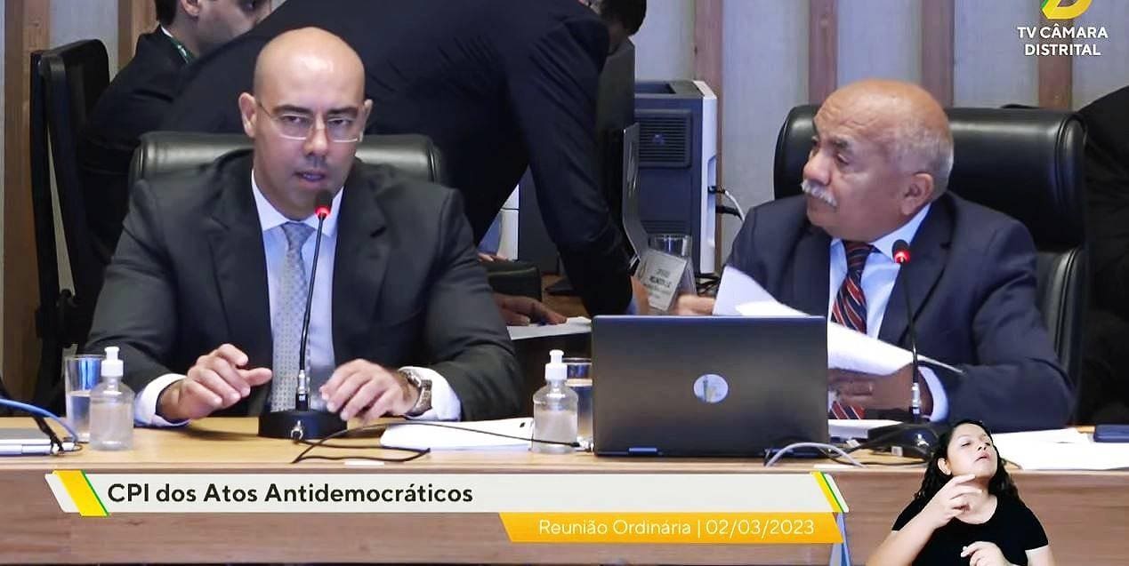Responsável pela Secretaria de Segurança Pública do DF em 8 de janeiro, o delegado Fernando de Souza Oliveira depõe ao lado do deputado distrital Chico Vigilante (PT), presidente da CPI