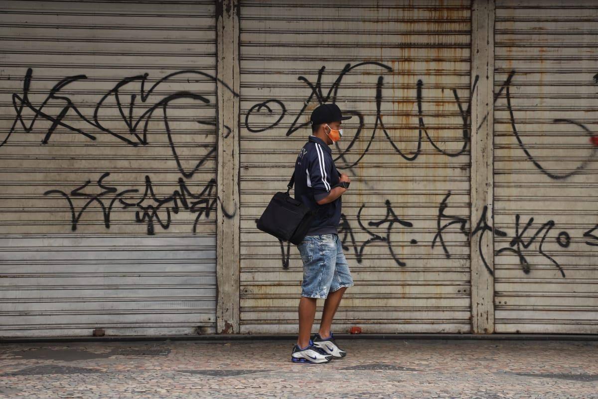 Comércio não essencial foi obrigado a fechar nesta segunda