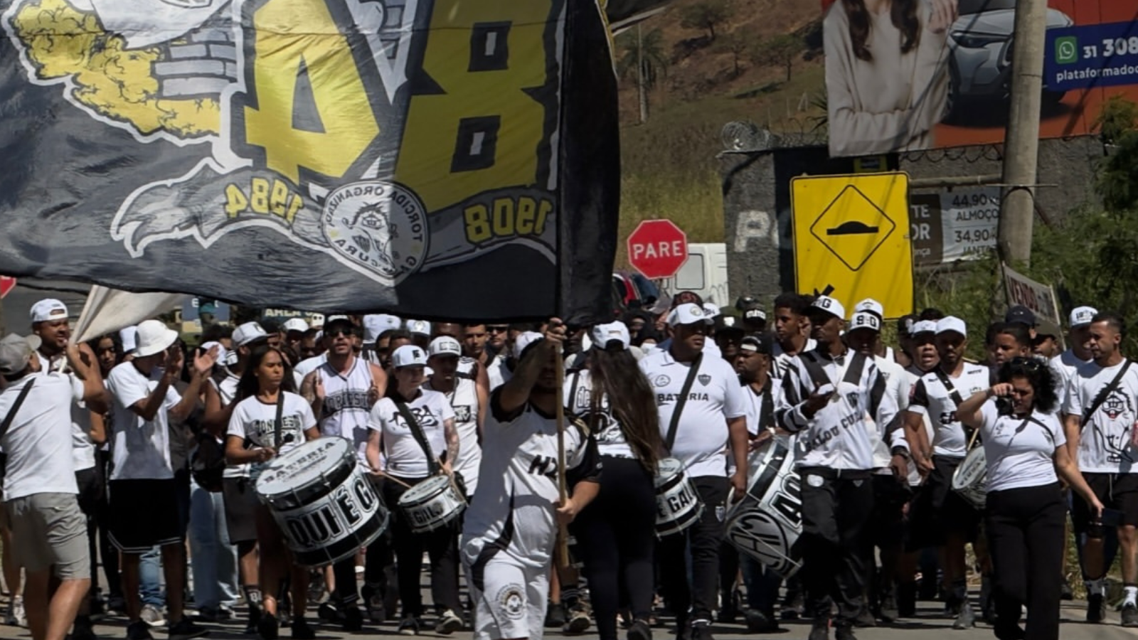 Galoucura na frente da Cidade do Galo