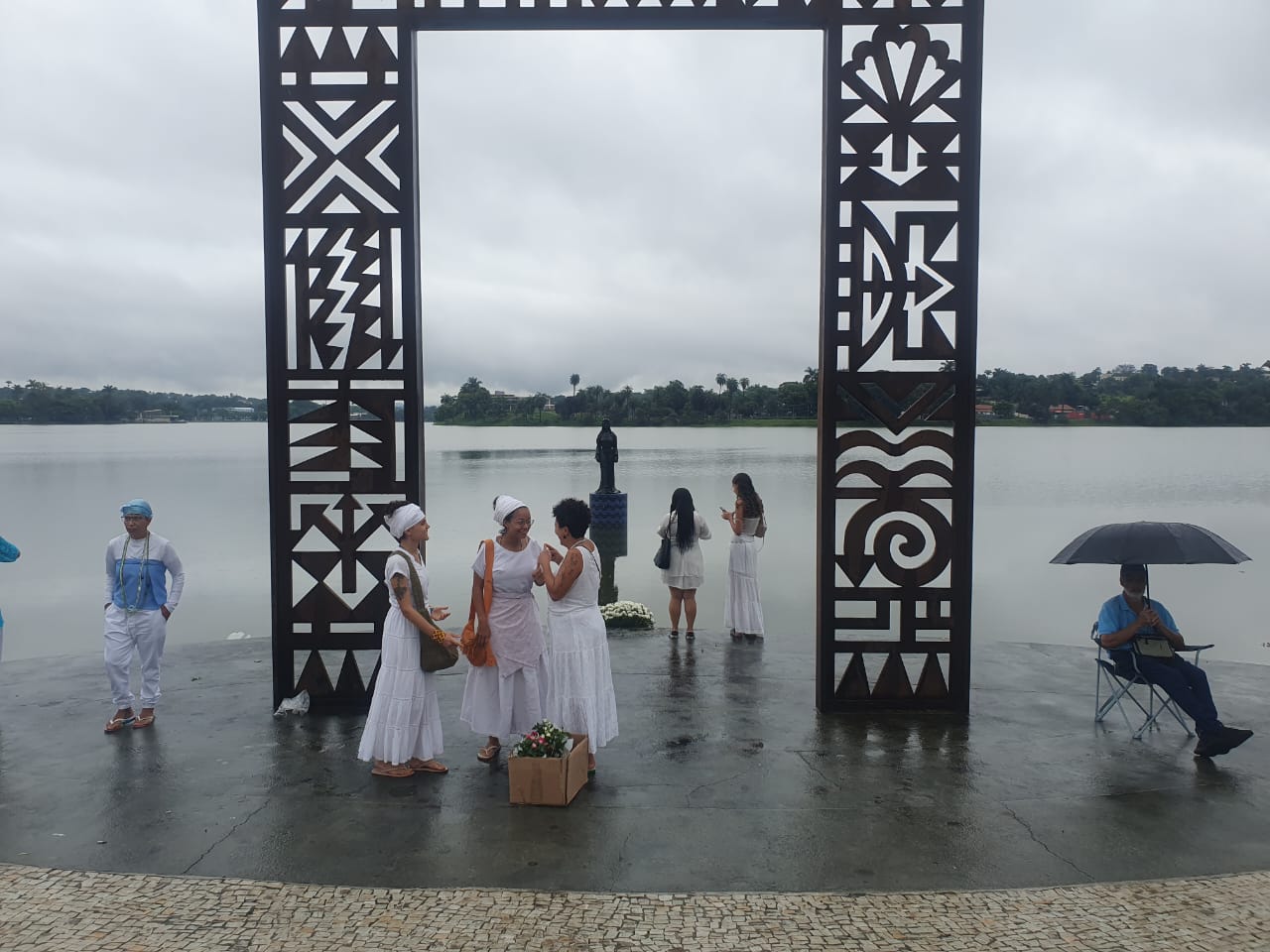 Foi de várias formas que a cor branca tomou conta da praça Iemanjá, na Lagoa da Pampulha, em Belo Horizonte, na tarde deste domingo (2)