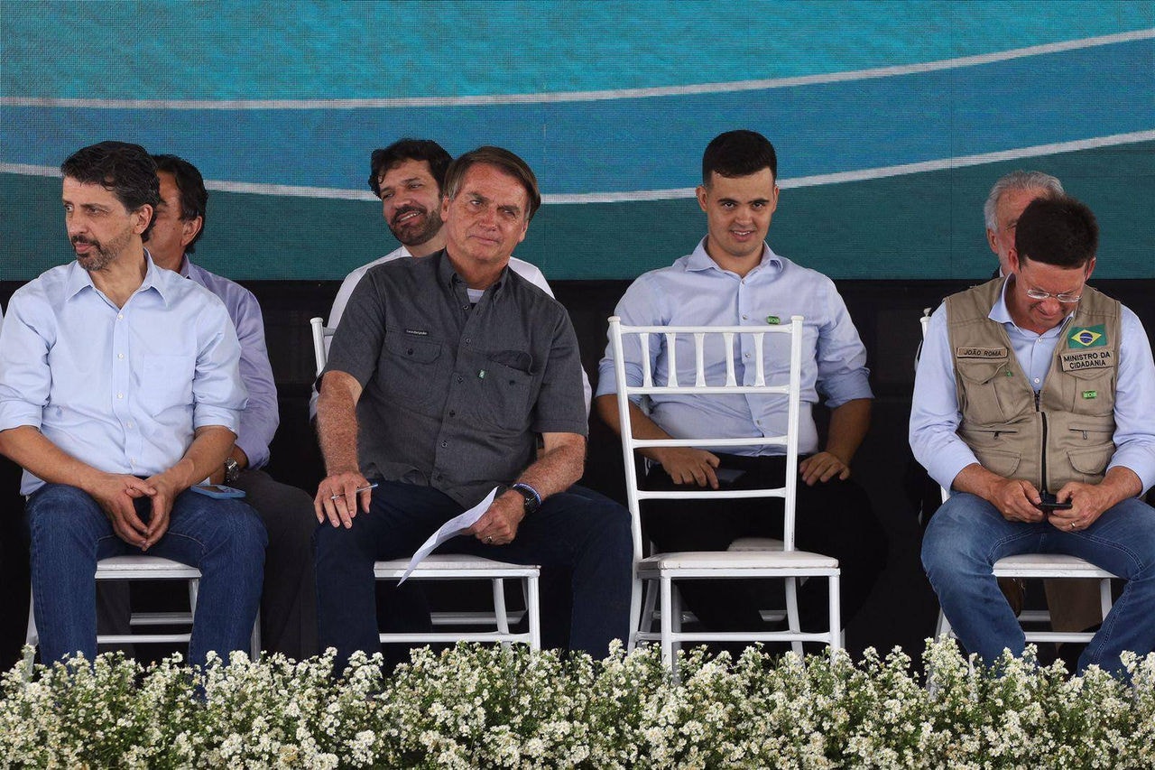 Bolsonaro volta a falar de facada e agradece médicos