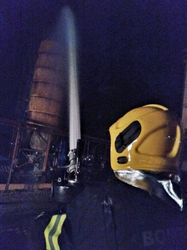 Bombeiros combatem incêndio na mineradora
