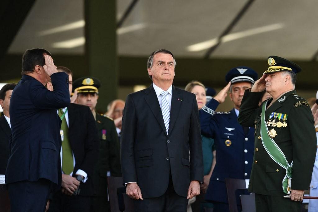 O presidente Jair Bolsonaro, o comandante do Exército, general Marco Antônio Freire Gomes e seu ministro da Defesa, Paulo Sergio Nogueira, durante celebração do Dia do Soldado no quartel-general do Exército, em Brasília