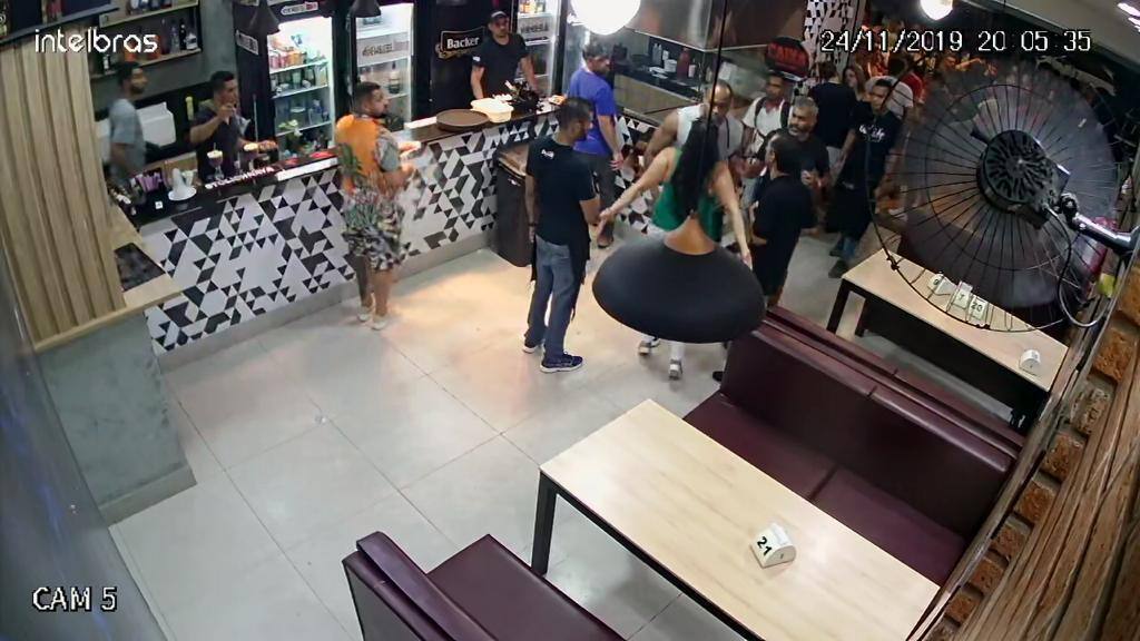 Mulher de 29 anos foi agredida por dois homens dentro de um bar na rua Alberto Cintra, em BH