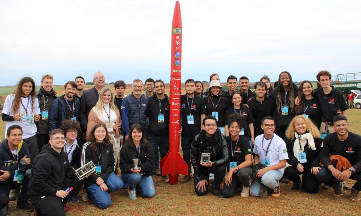 Estudantes brasileiros vão participar do maior evento de foguetes e satélites do mundo, no Novo México, Estados Unidos
