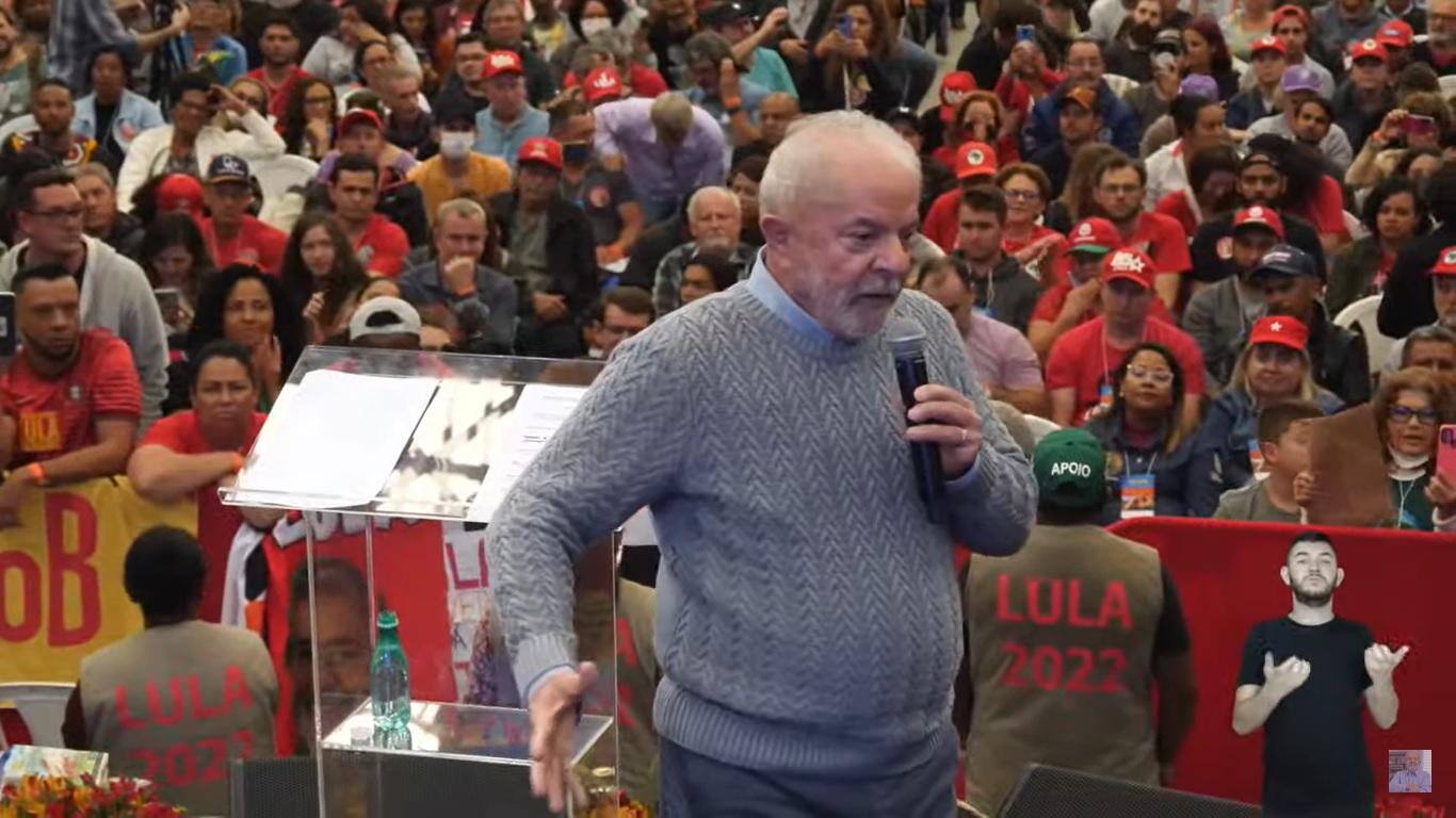 Ex-presidente Lula (PT) pediu à militância empenho para conquistar votos dos que indicam abstenção e dos indecisos