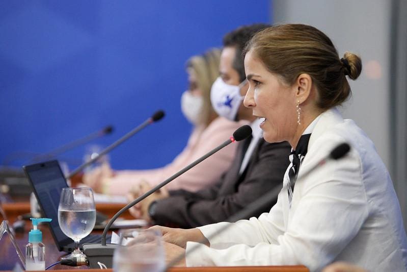 Secretária do Ministério da Saúde, Mayra Pinheiro defende uso da cloroquina