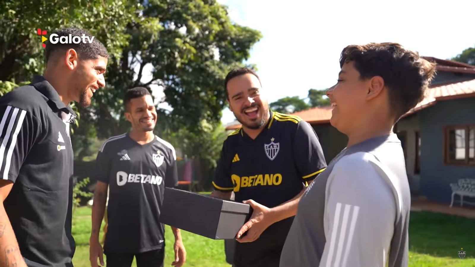 Rubens entrega a nova camisa do Atlético para torcedor Galo na Veia