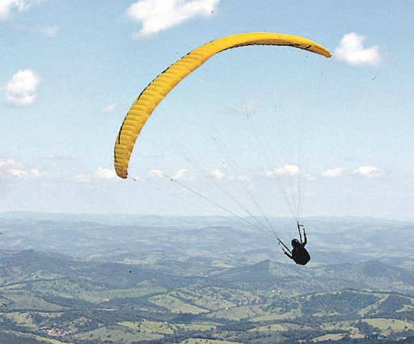 Serra da Moeda possui rampa usada por pilotos de paraglider