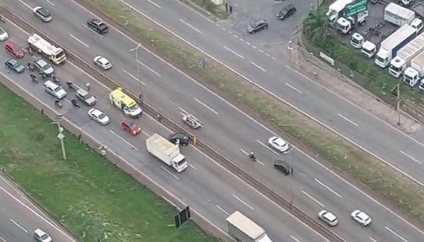 Carro rodou na pista no Anel Rodoviário 