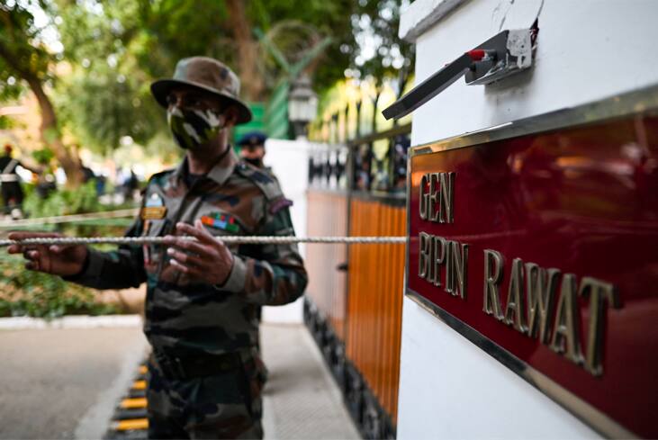 Pessoal de segurança monta guarda do lado de fora da casa do chefe de defesa General Bipin Rawat em Nova Delhi