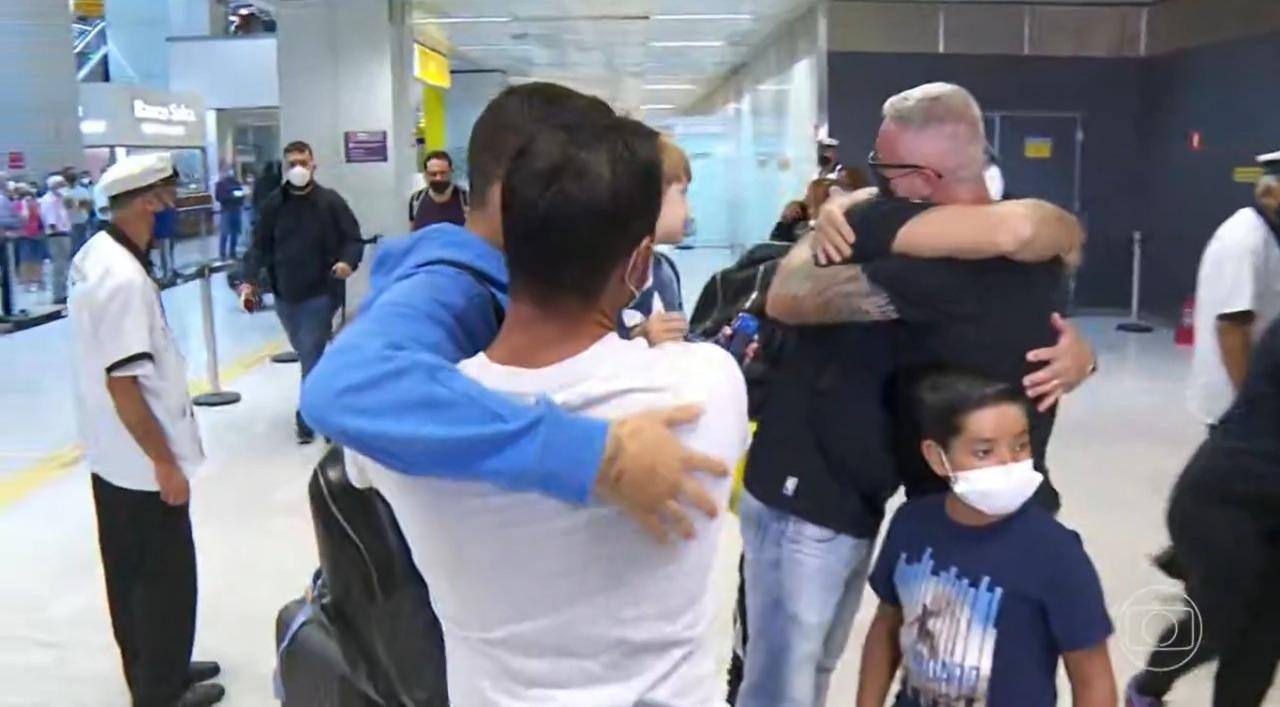 Brasileiros chegam ao aeroporto de Guarulhos