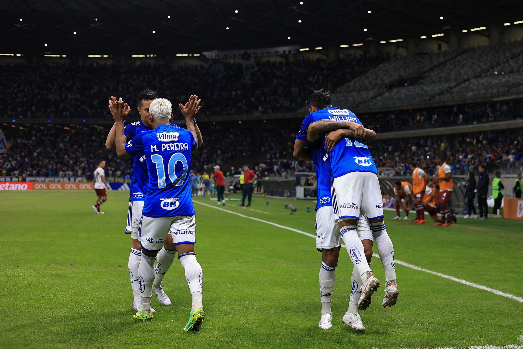 Jogadores do Cruzeiro comemorando gol no final do primeiro tempo
