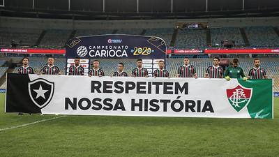 Fluminense e Botafogo entraram em campo com faixas de protesto após o retorno do Campeonato Carioca