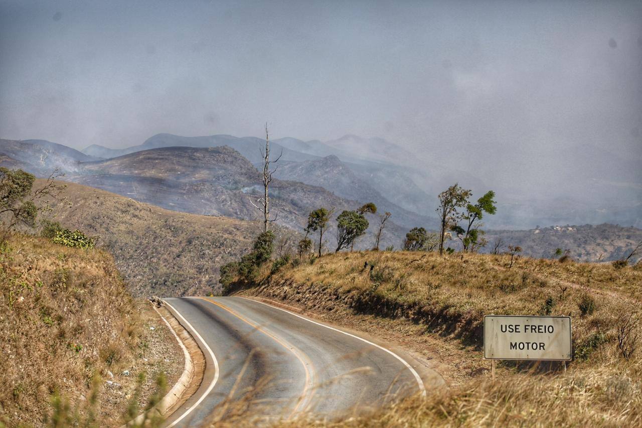 Incêndio atinge Serra da Moeda e ameaça chegar a residências na região