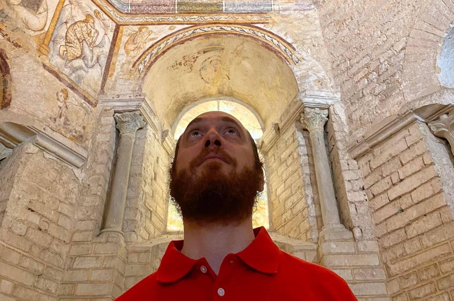 O professor Fábio Tucci Farah no batistério de São João, em Poitiers, na França