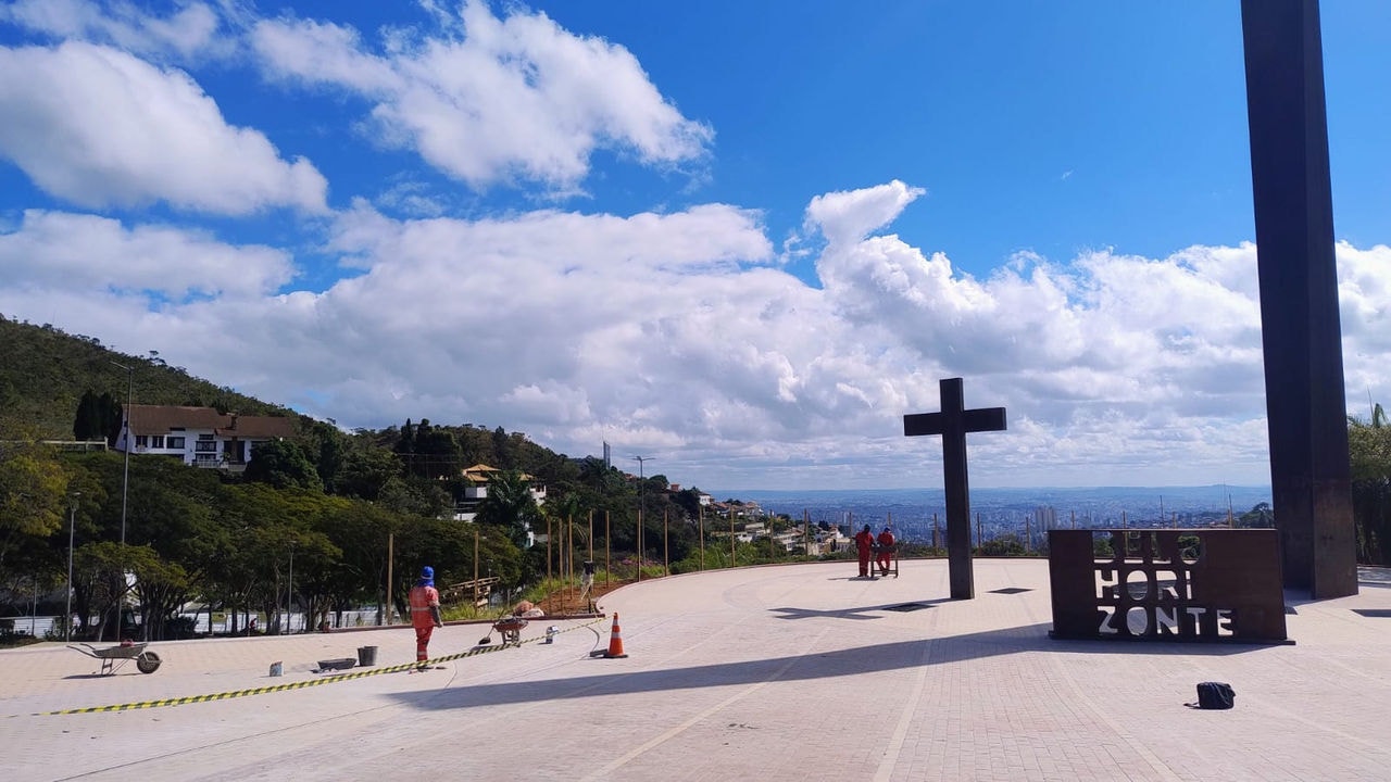 Piso da praça é tombado e houve atraso na entrega por parte da empresa responsável