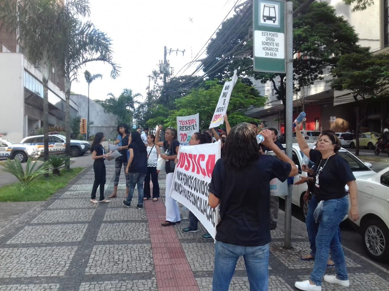 Cerca de 40 moradores do Santa Tereza manifestaram com faixas e cartazes do lado de fora, gritando “Teixeira Duarte resiste”