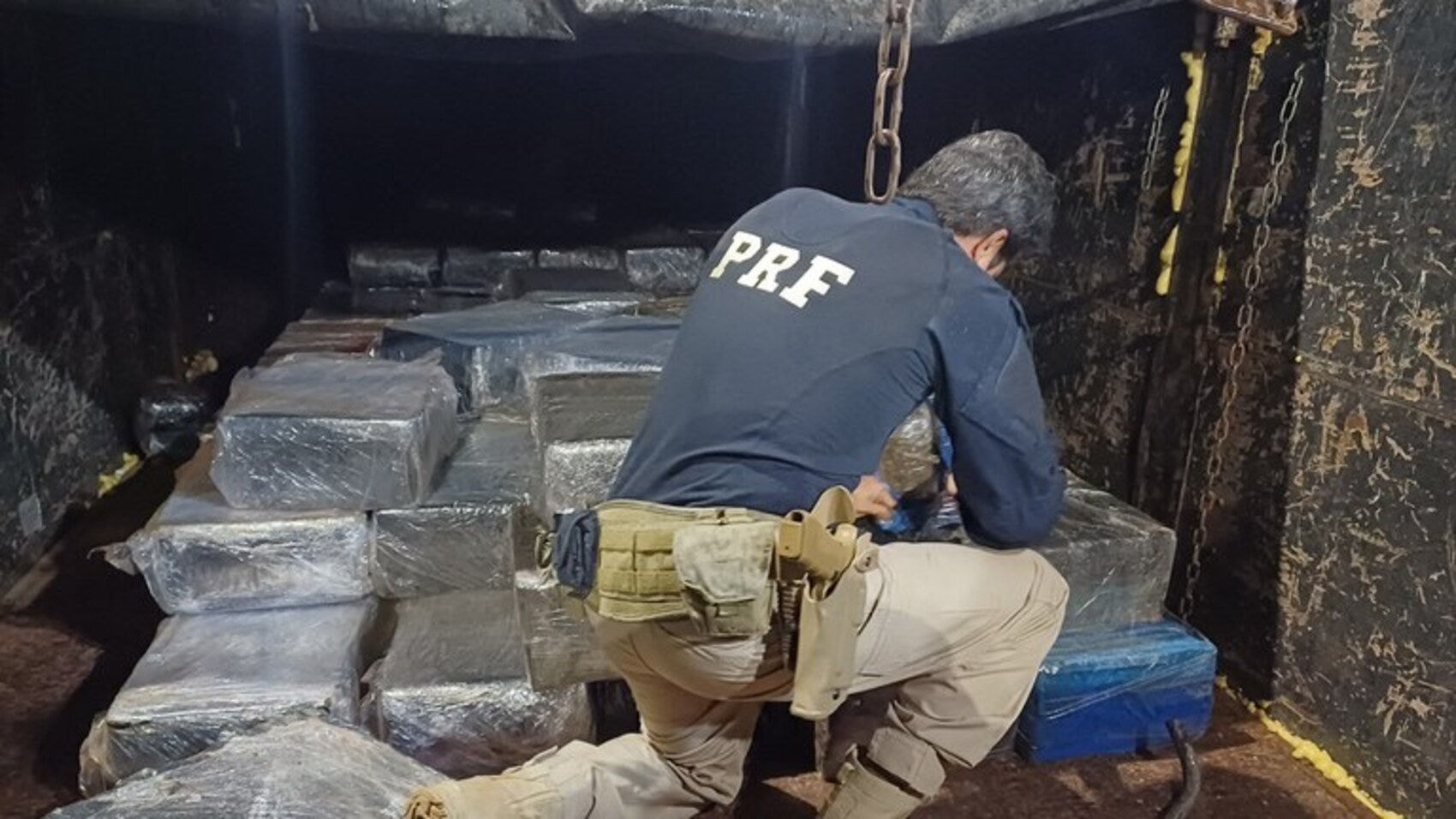 Foram apreendidas cerca de 3,5 toneladas de maconha que eram transportadas por uma carreta na BR-050