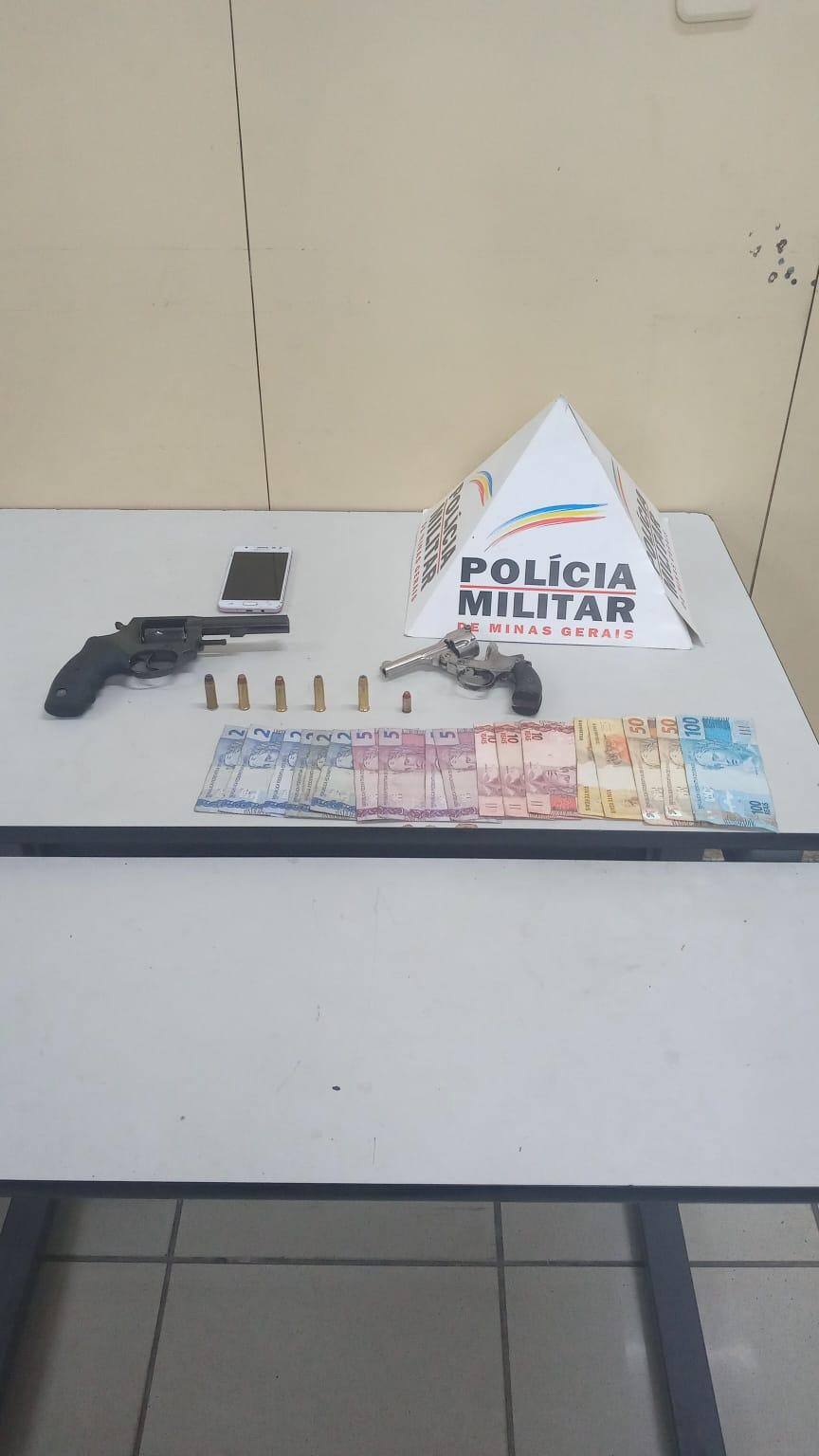 Na mochila de entrega de um dos suspeitos foi localizado um revólver calibre 32, e na bolsa do outro um revólver 38